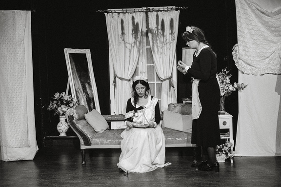 Maids DR - B&amp;W-208