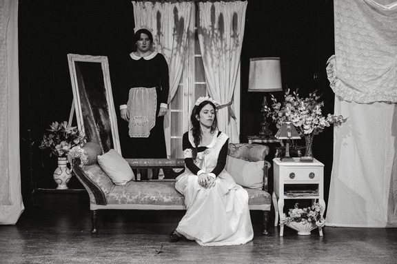 Maids DR - B&amp;W-202