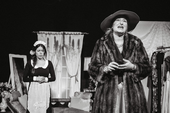 Maids DR - B&amp;W-157