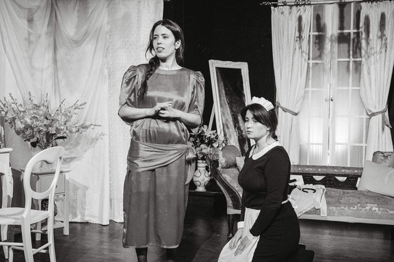 Maids DR - B&amp;W-30