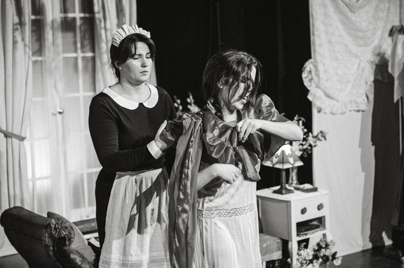 Maids DR - B&amp;W-25