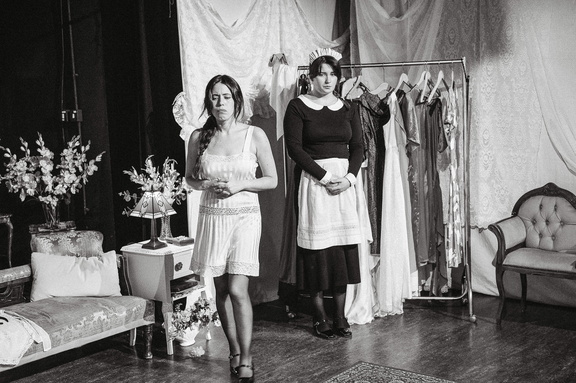 Maids DR - B&amp;W-24