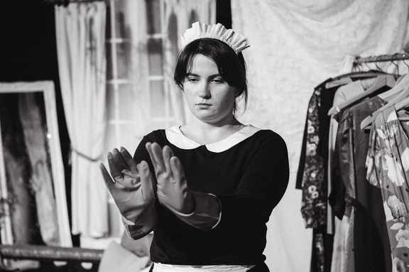 Maids DR - B&amp;W-12